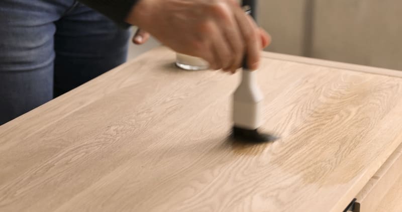 Entretenir un meuble avec de l'huile