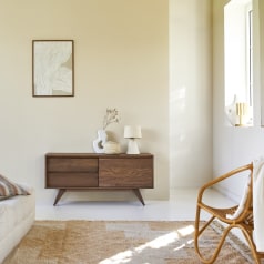 Esmée - Mueble para TV de nogal macizo de 130 cm