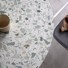 Elio - Tavolo rotondo in battuto di terrazzo premium e metallo green, 4 persone