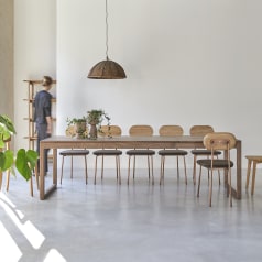 Arto - Table extensible en noyer massif 6-12 pers.