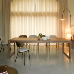 Arto - Uitschuifbare tafel in massief notenhout voor 6-12 pers.