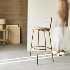 Soline - Chaise de bar en chêne clair massif, tissu gris et métal