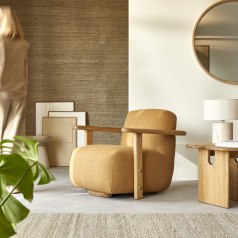 Tino - Poltrona in rovere massello e tessuto cammello