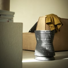 Diabolo - Zwart massief teak bijzettafeltje