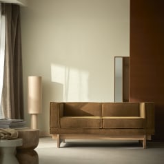 Miu - Sofa aus massivem Eichenholz und ockerfarbenem Stoff, 2-Sitzer