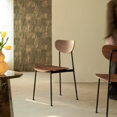 Lilo - Stuhl aus Nussbaum und schwarzem Metall.