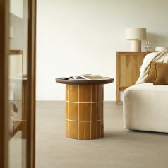 Georges - Round mustard ceramic-effect side table with oak tray top
