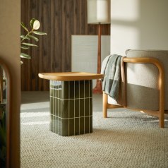 Georges - Groene bijzettafel met keramiek-effect en eiken dienblad