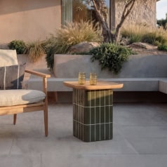 Georges - Green ceramic-effect side table with oak tray top