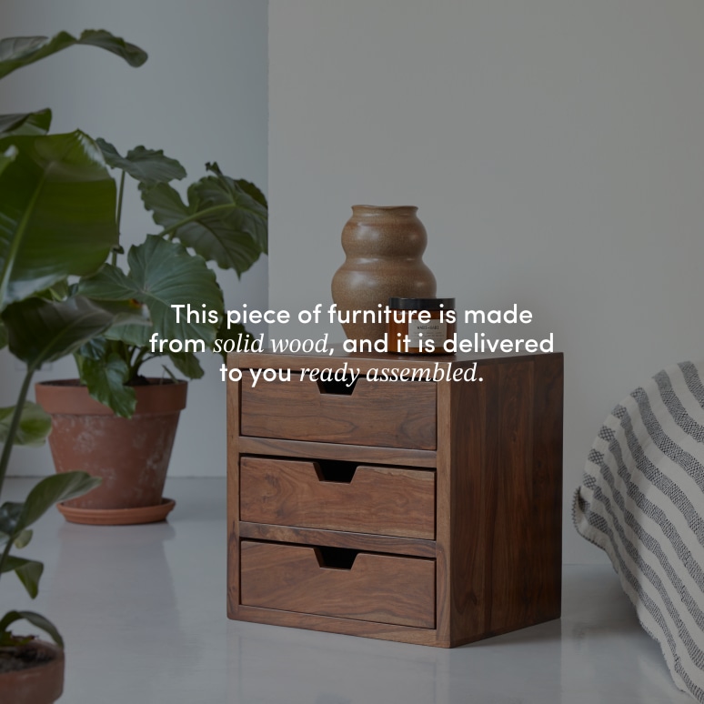 Kwarto - Solid sheesham three-drawer bedside table