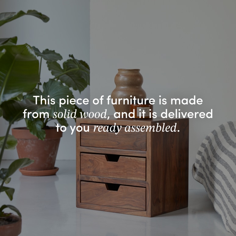 Kwarto - Solid sheesham three-drawer bedside table