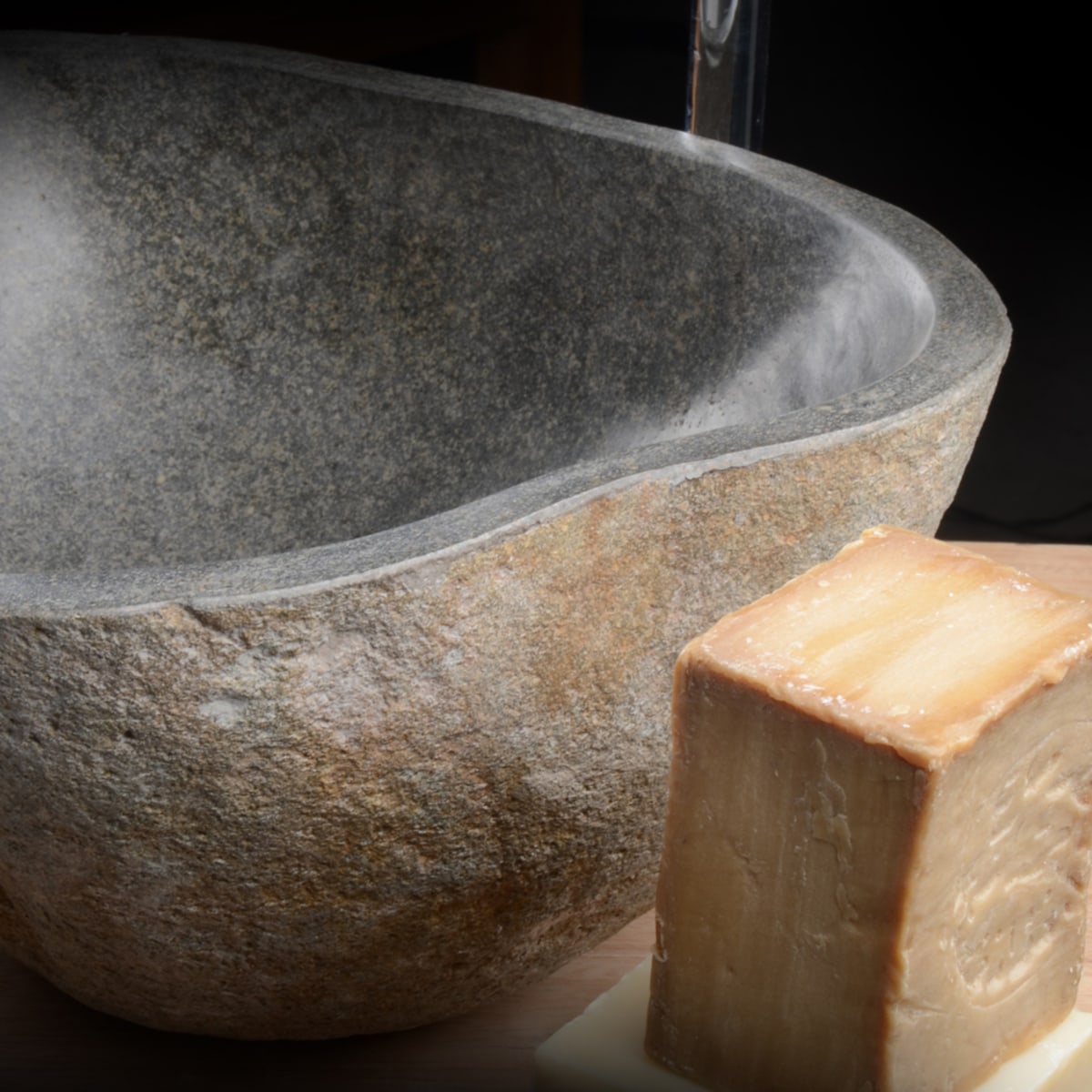 Nobu - Lave main en pierre de rivière l. 34 cm