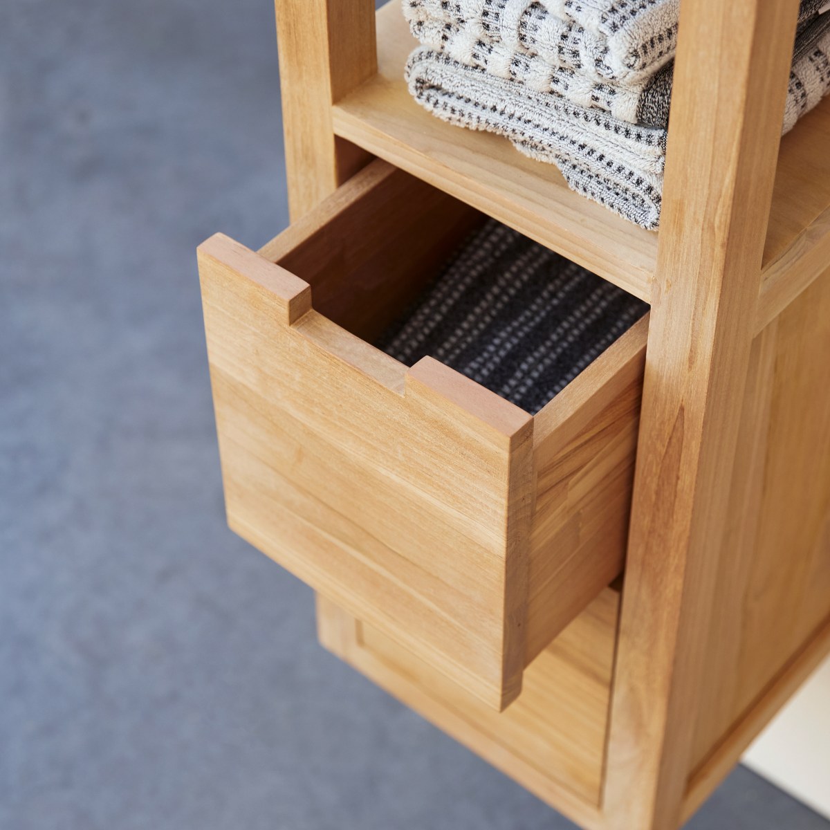 Serena - Hochschrank aus massivem Teak