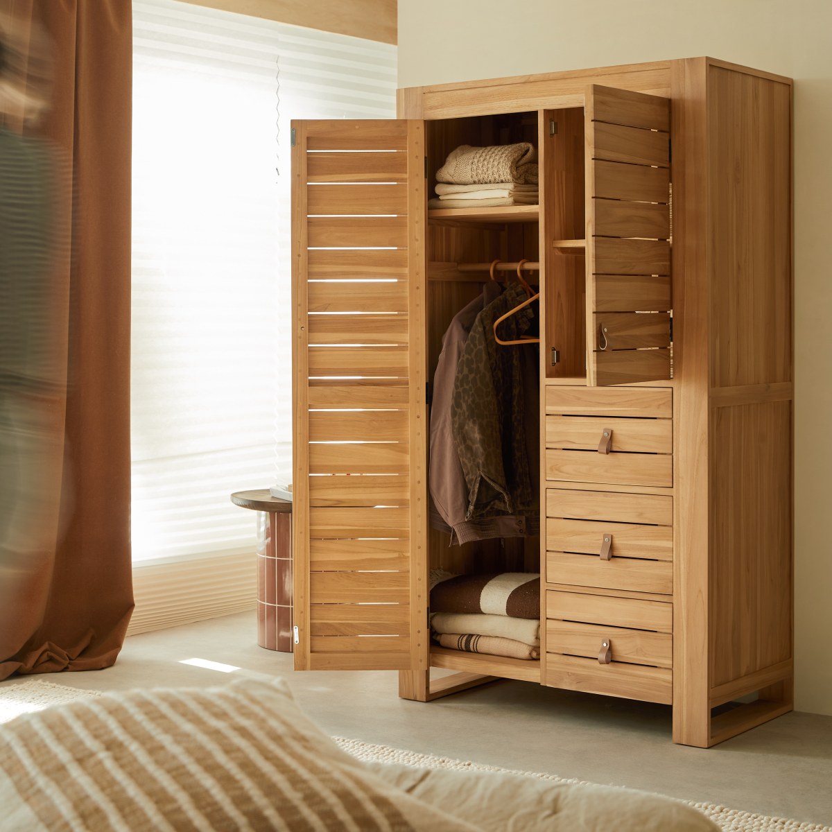 Minimalys - Kleiderschrank mit Kleiderstange aus massivem Teak