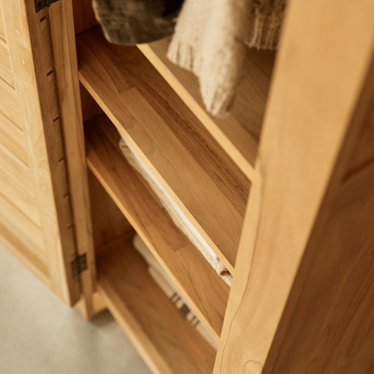 Minimalys - Schmaler Schrank aus massivem Teakholz