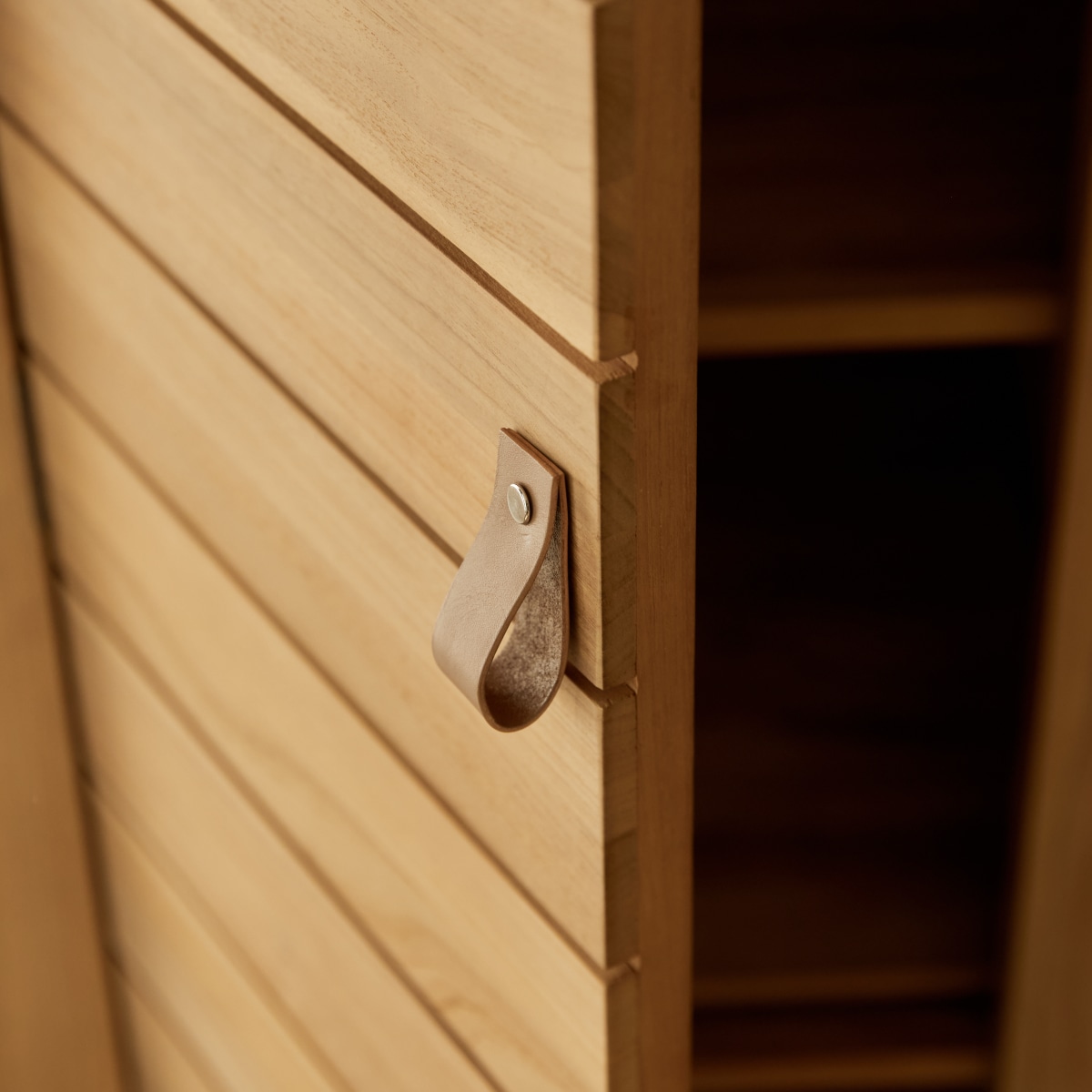 Minimalys - Schmaler Schrank aus massivem Teakholz