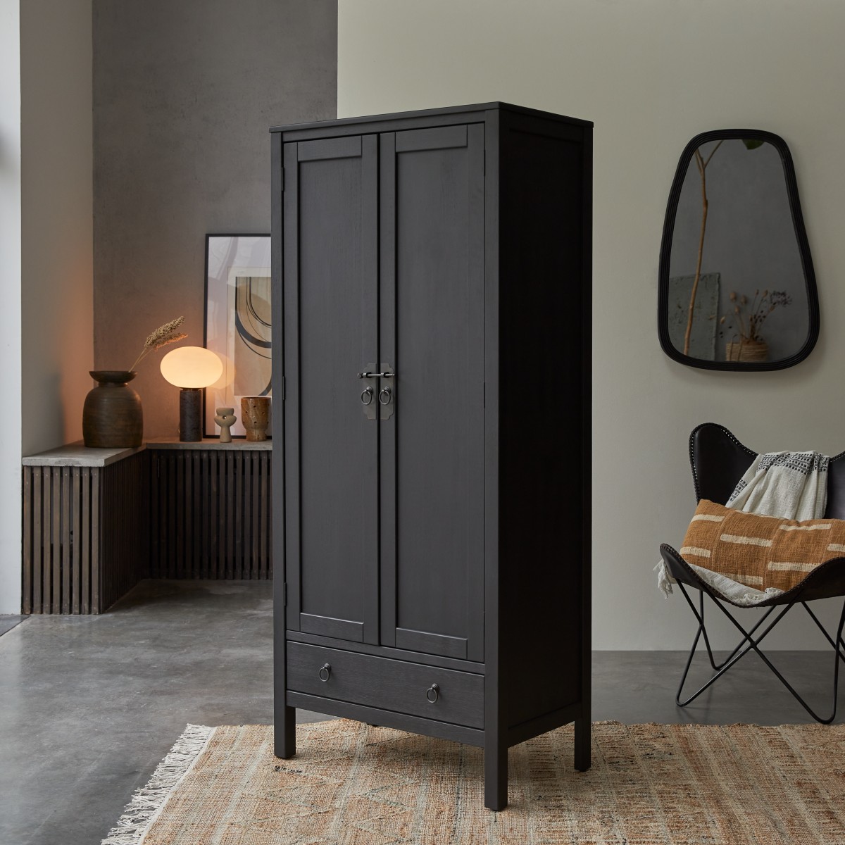 Thaki Black - Schrank aus massivem Kiefernholz