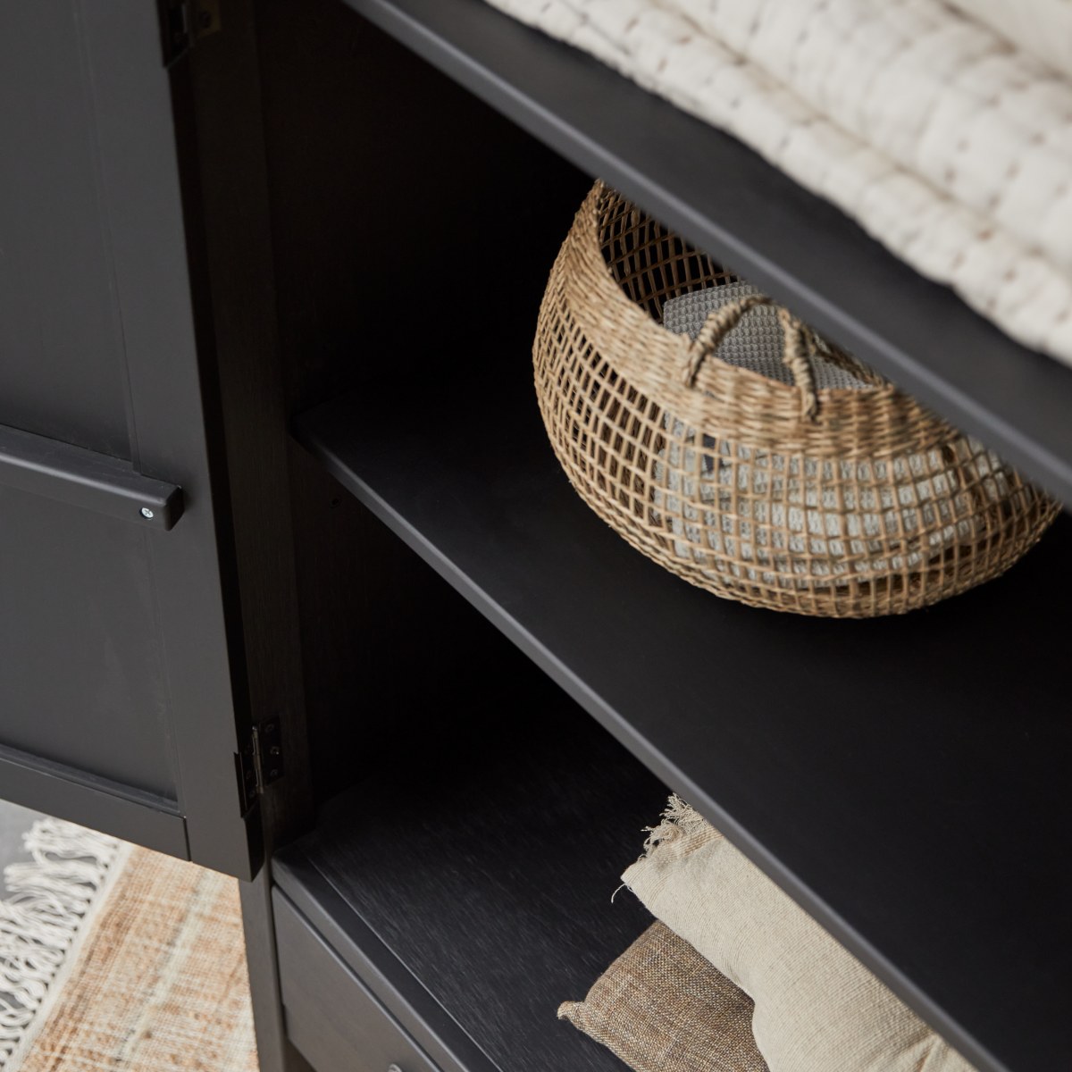 Thaki Black - Schrank aus massivem Kiefernholz