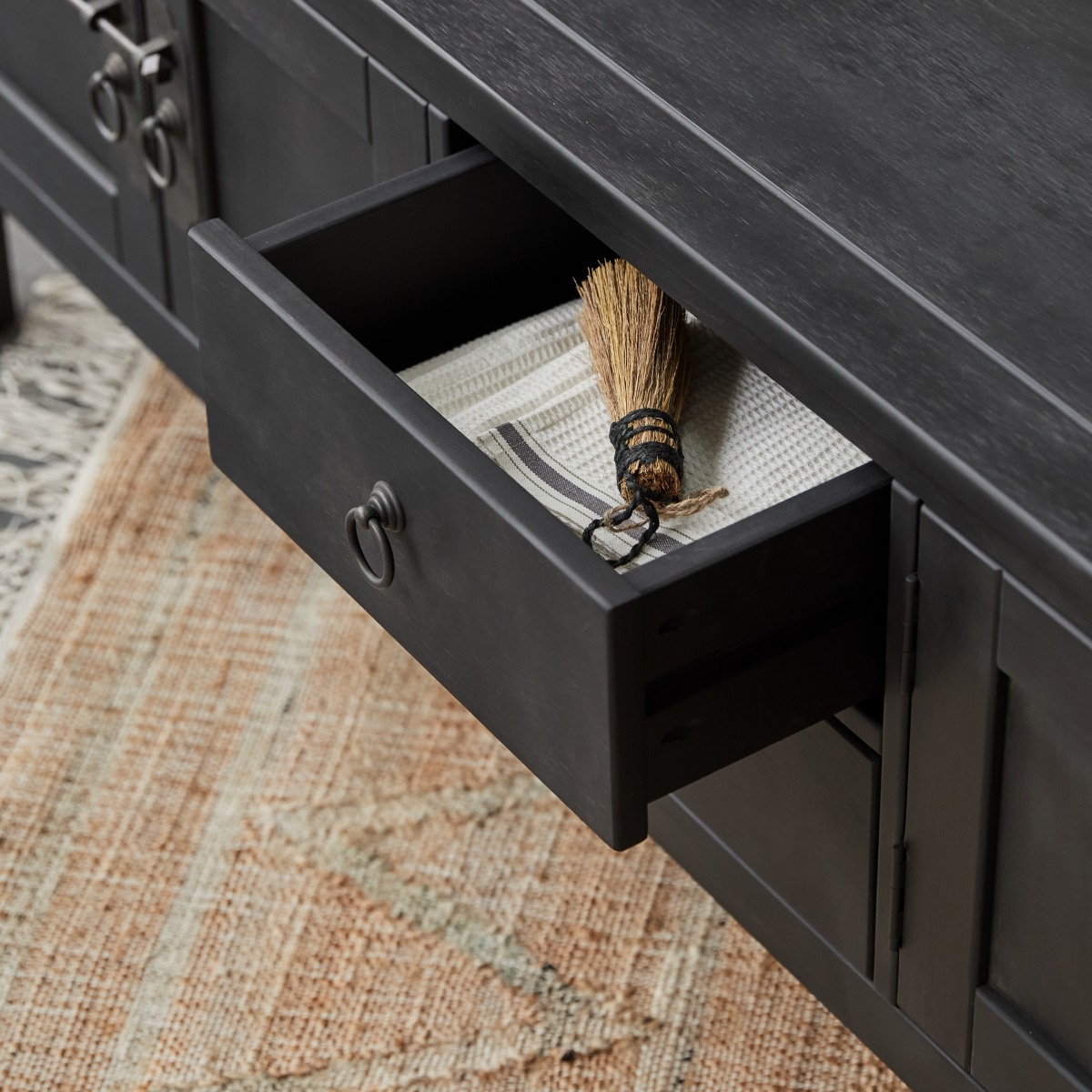 Thaki Black - TV-Schrank aus massiver Kiefer 170 cm