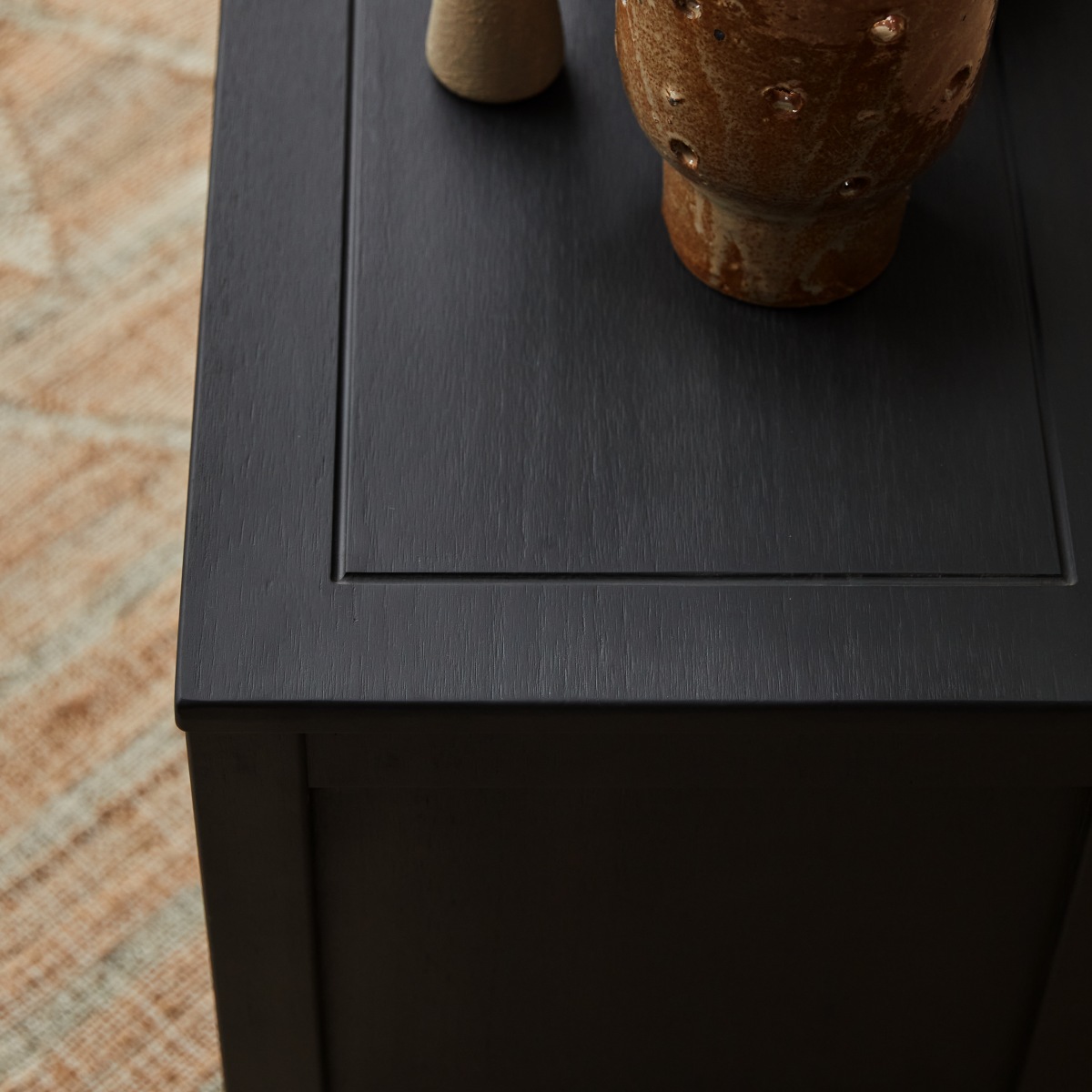Thaki Black - TV-Schrank aus massiver Kiefer 170 cm