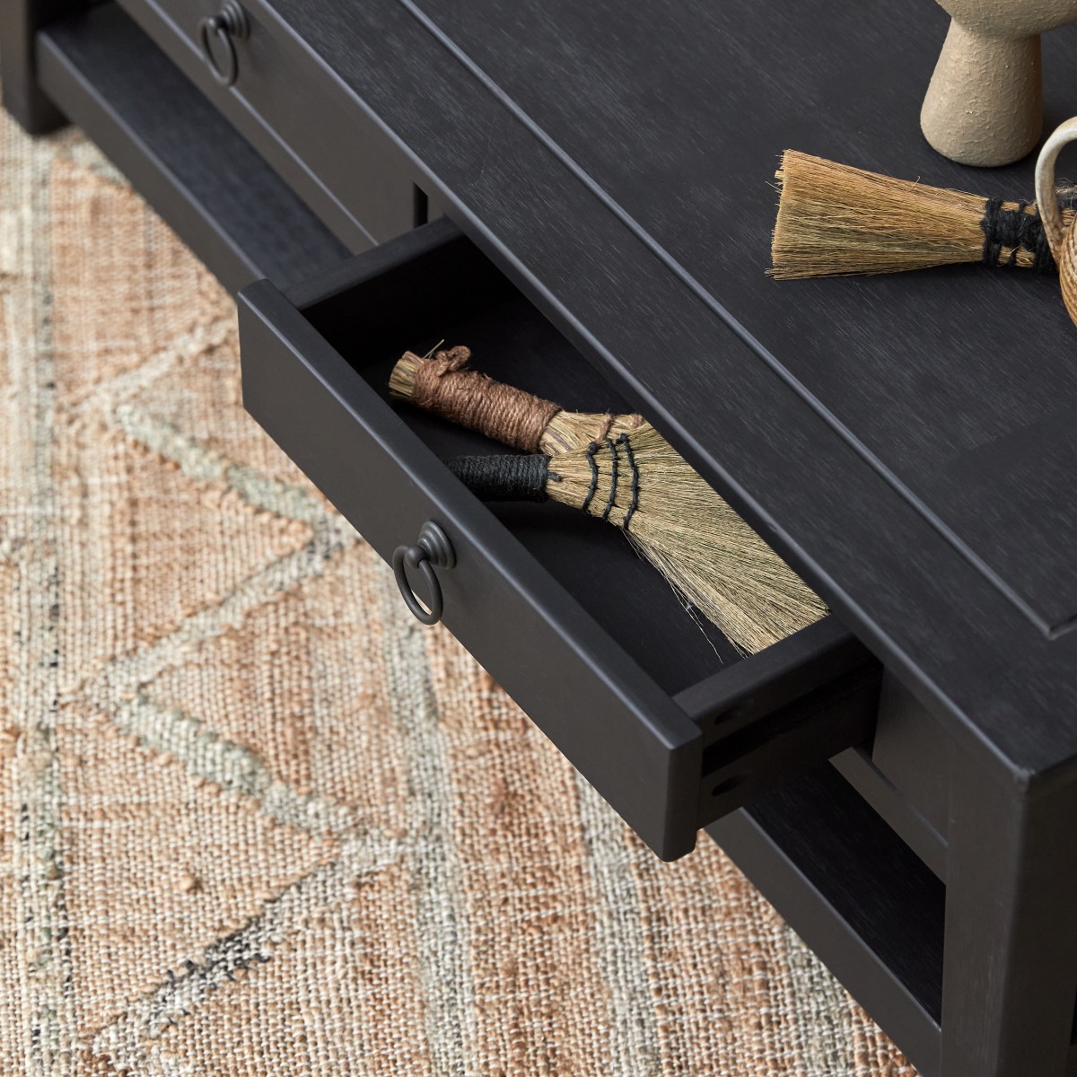 Thaki Black - Couchtisch aus Kiefer massiv