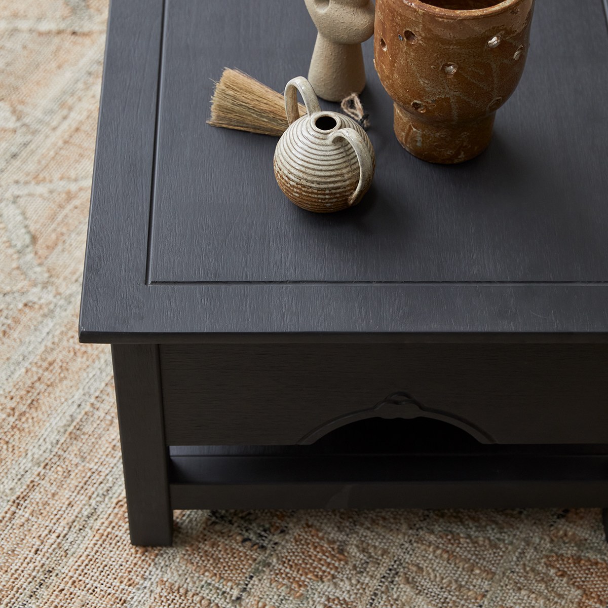 Thaki Black - Couchtisch aus Kiefer massiv