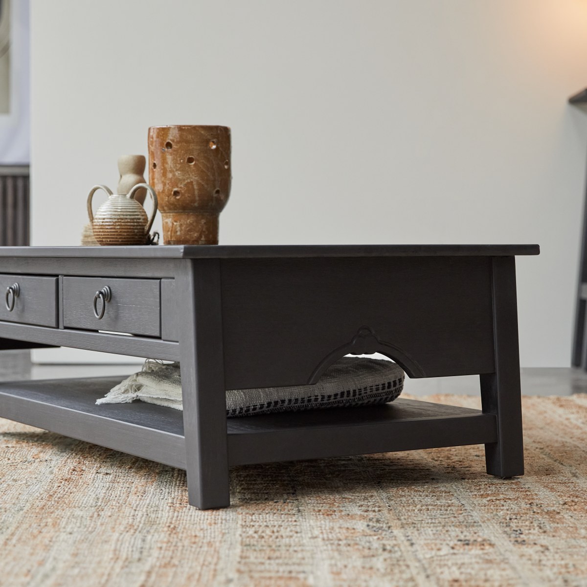 Thaki Black - Couchtisch aus Kiefer massiv