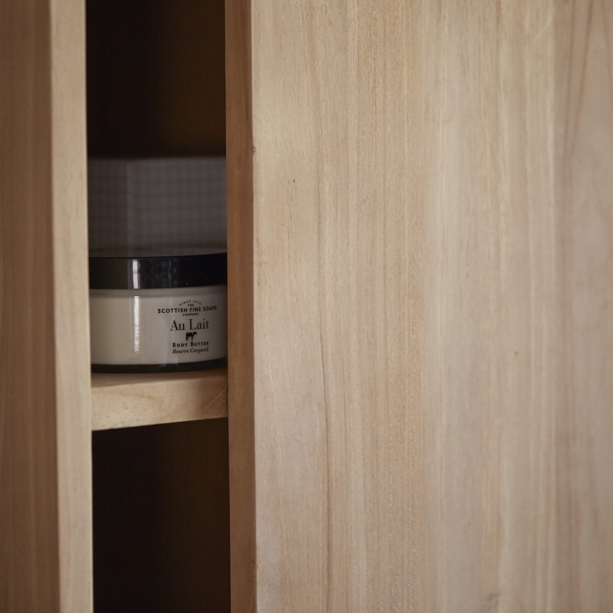 Typo - Hochschrank aus massivem Teakholz
