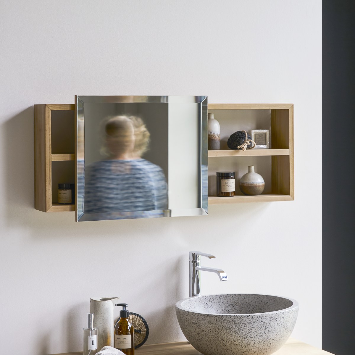 Typo - Spiegelschrank aus massivem Teak
