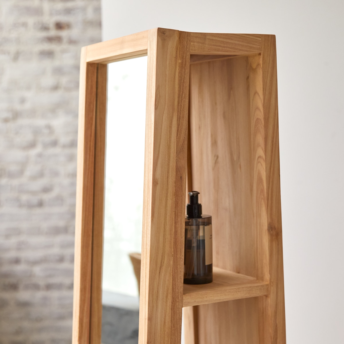 Twig - Schrägschrank aus massivem Teak