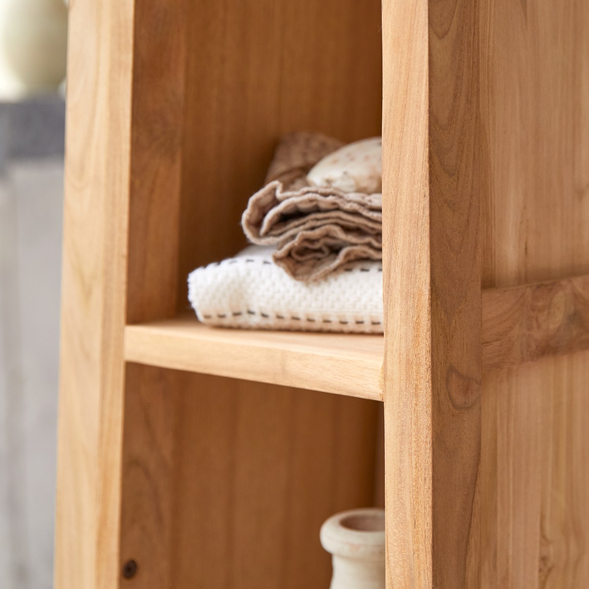 Twig - Schrägschrank aus massivem Teak