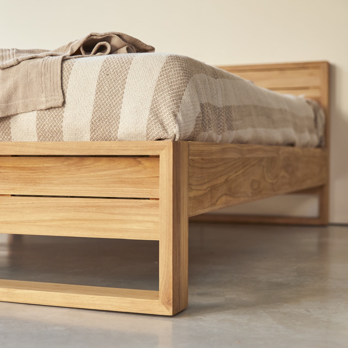 Minimalys - Bett aus massivem Teakholz 160x200 cm