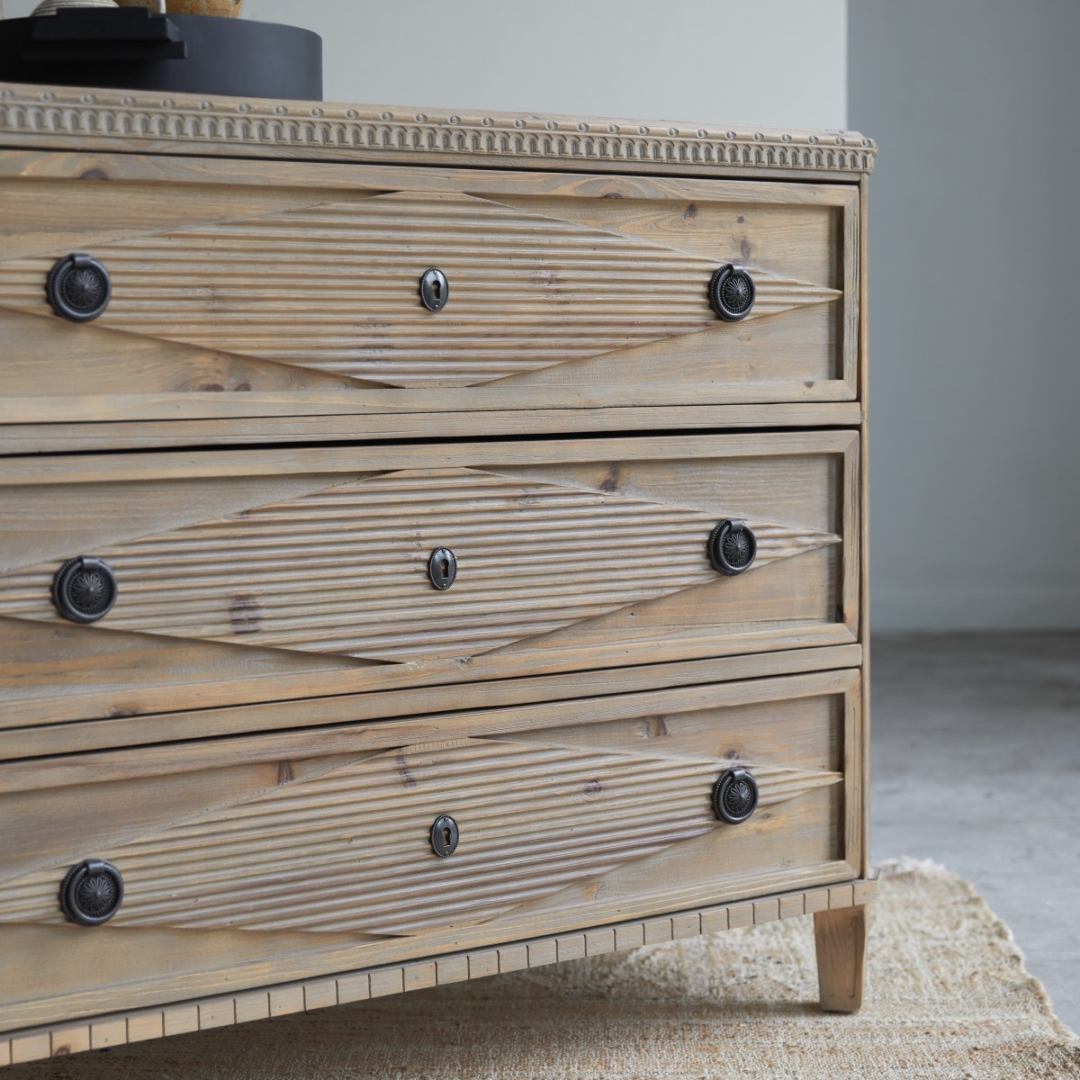 Emily - Kommode aus massiver recycelter Pinie