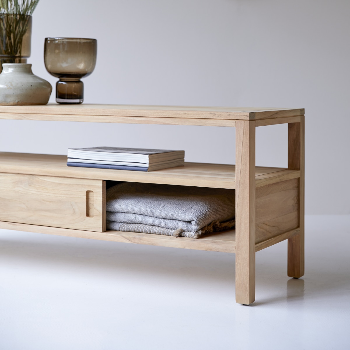 Anton - TV Schrank aus massivem Teakholz 130 cm