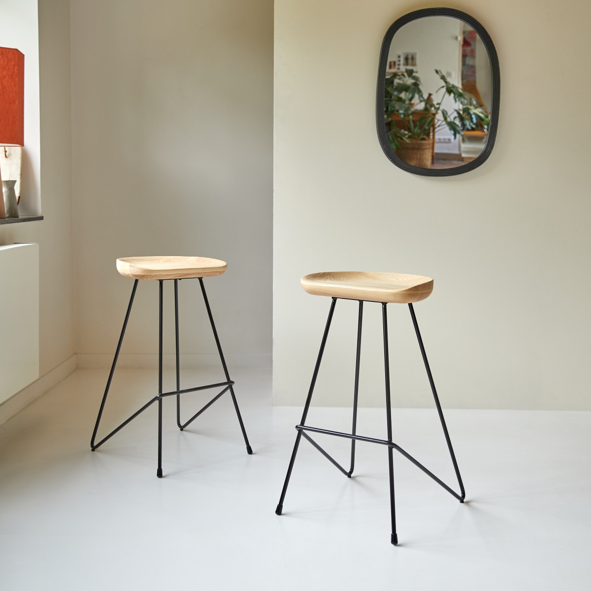 Mari - Hoher Hocker aus massivem Eschenholz und Metall black