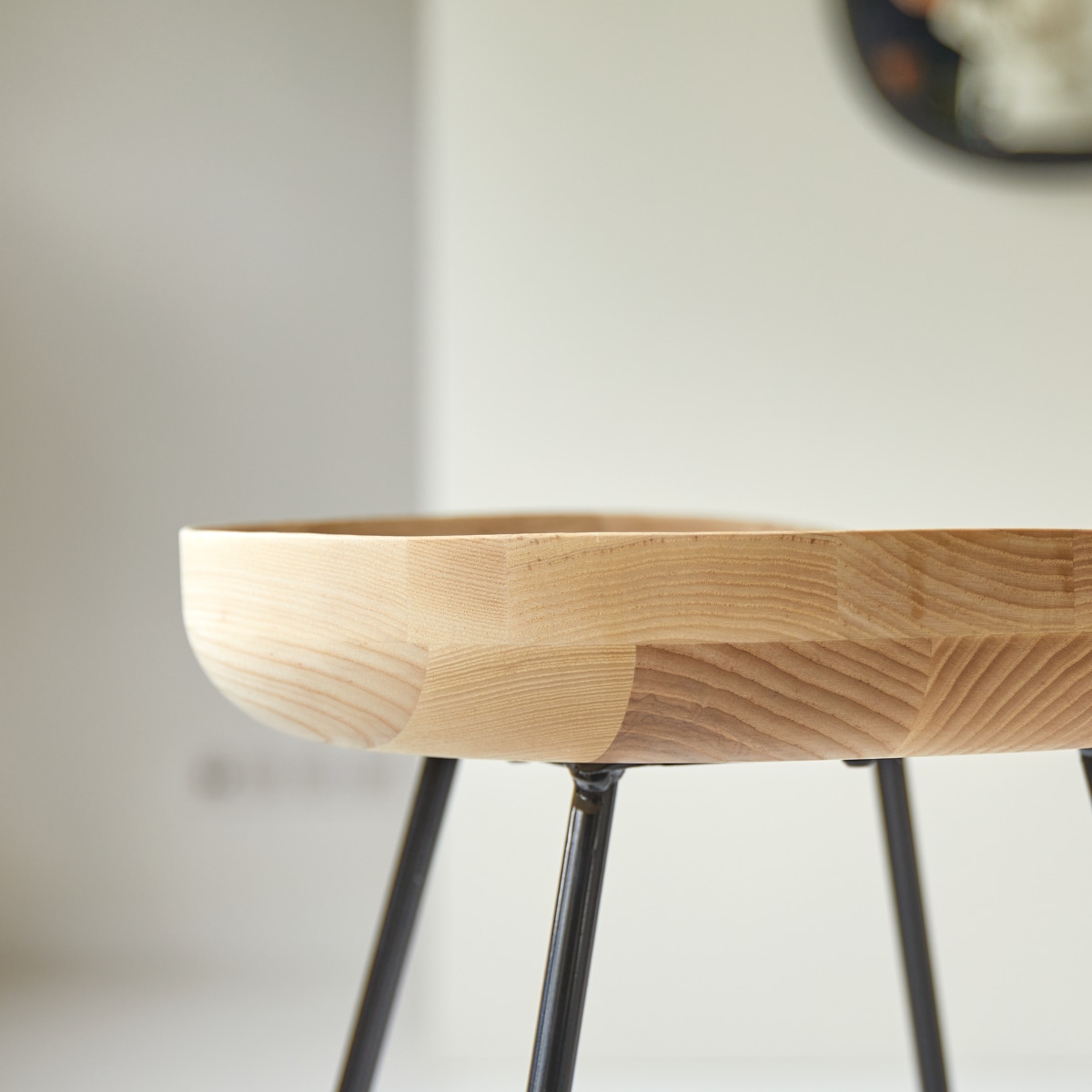 Mari - Hoher Hocker aus massivem Eschenholz und Metall black