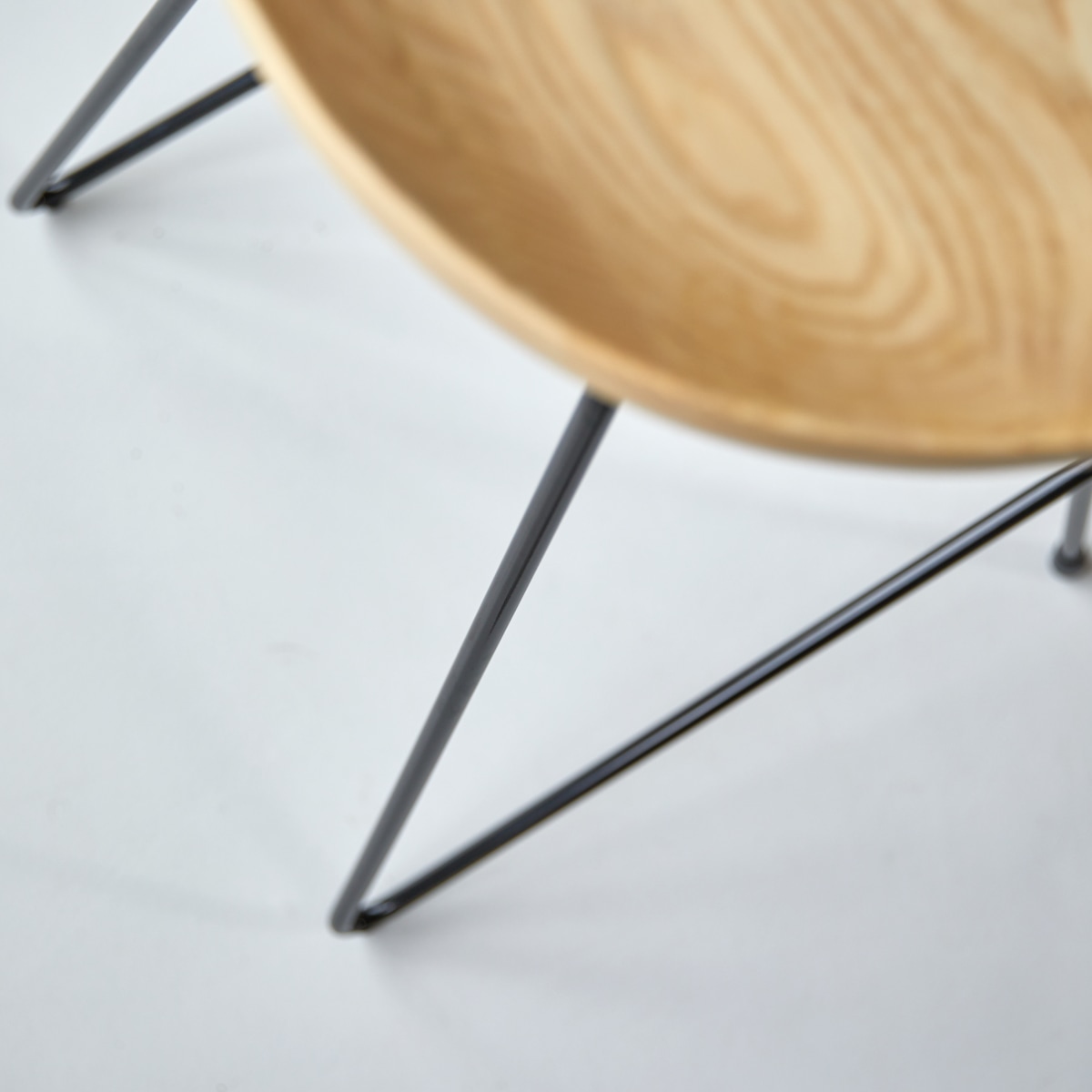 Mari - Hoher Hocker aus massivem Eschenholz und Metall black