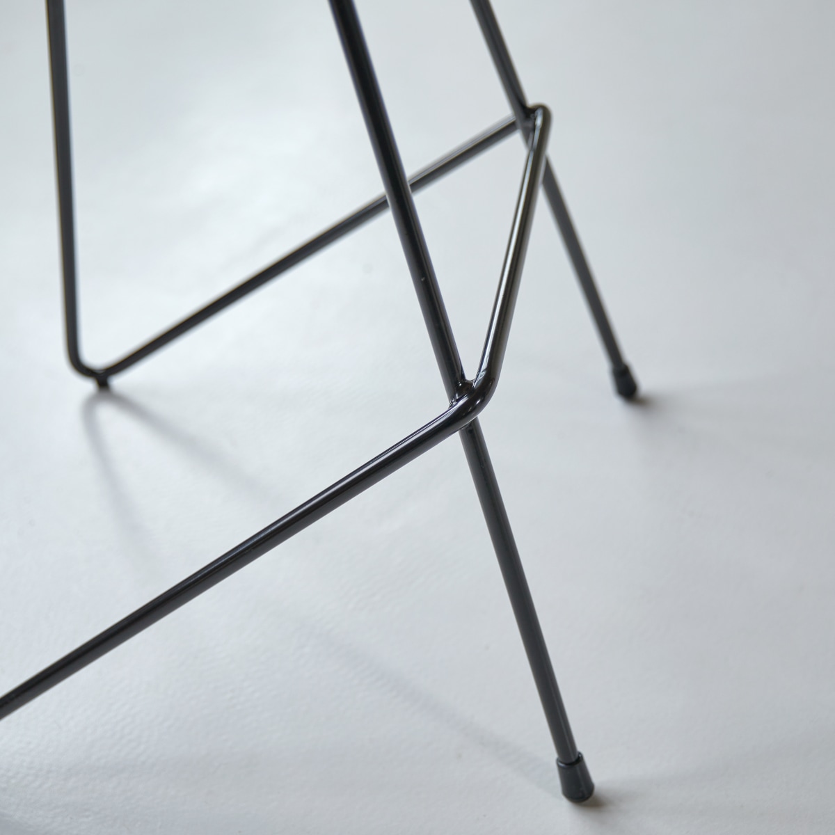 Mari - Hoher Hocker aus massivem Eschenholz und Metall black