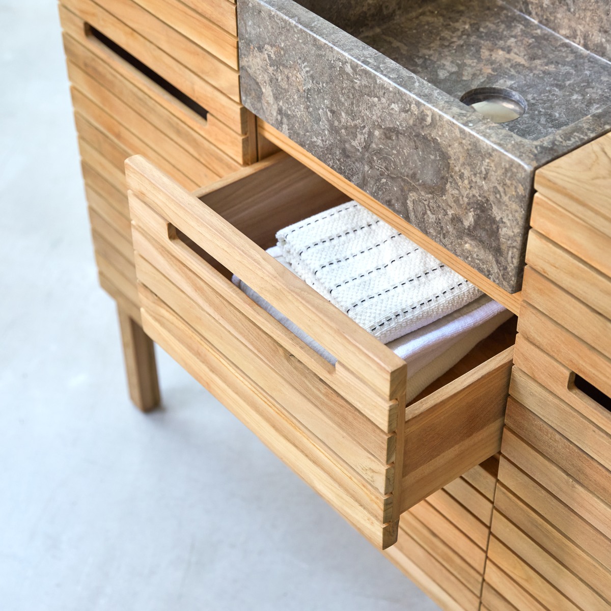 Slats - Badezimmermöbel aus massivem Teakholz und Marmor 125 cm