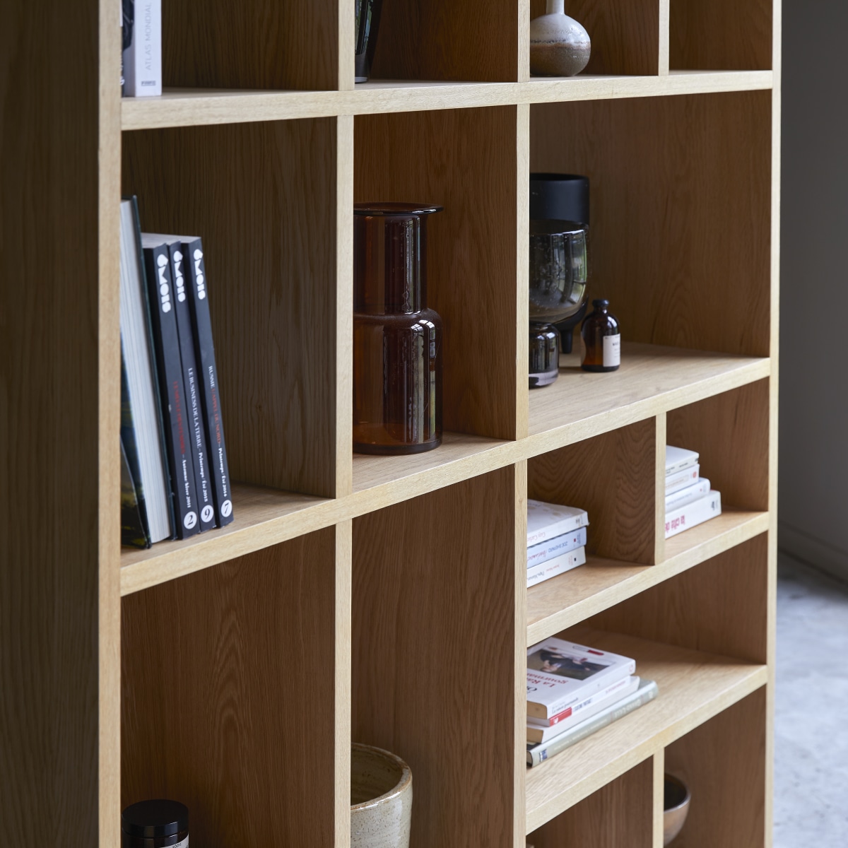 Eyota - Hohes Bücherregal aus Eiche