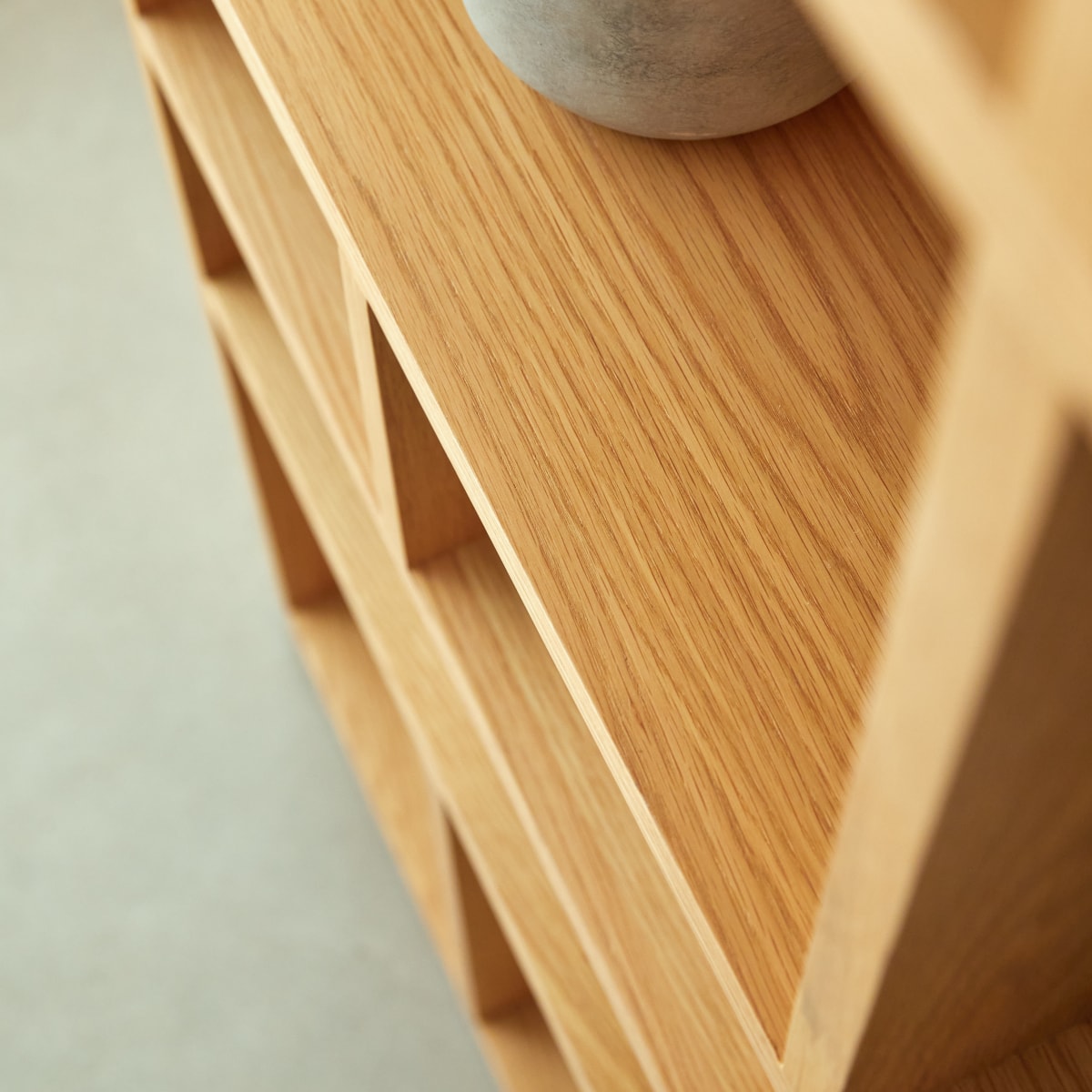 Eyota - Hohes Bücherregal aus Eiche