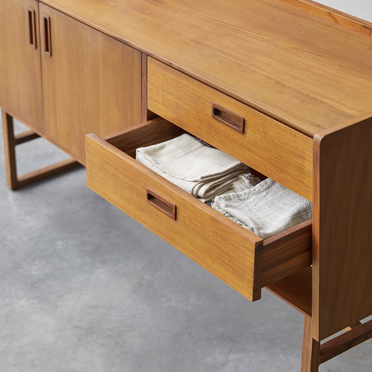 Marcus - TV Schrank aus Teak 160 cm