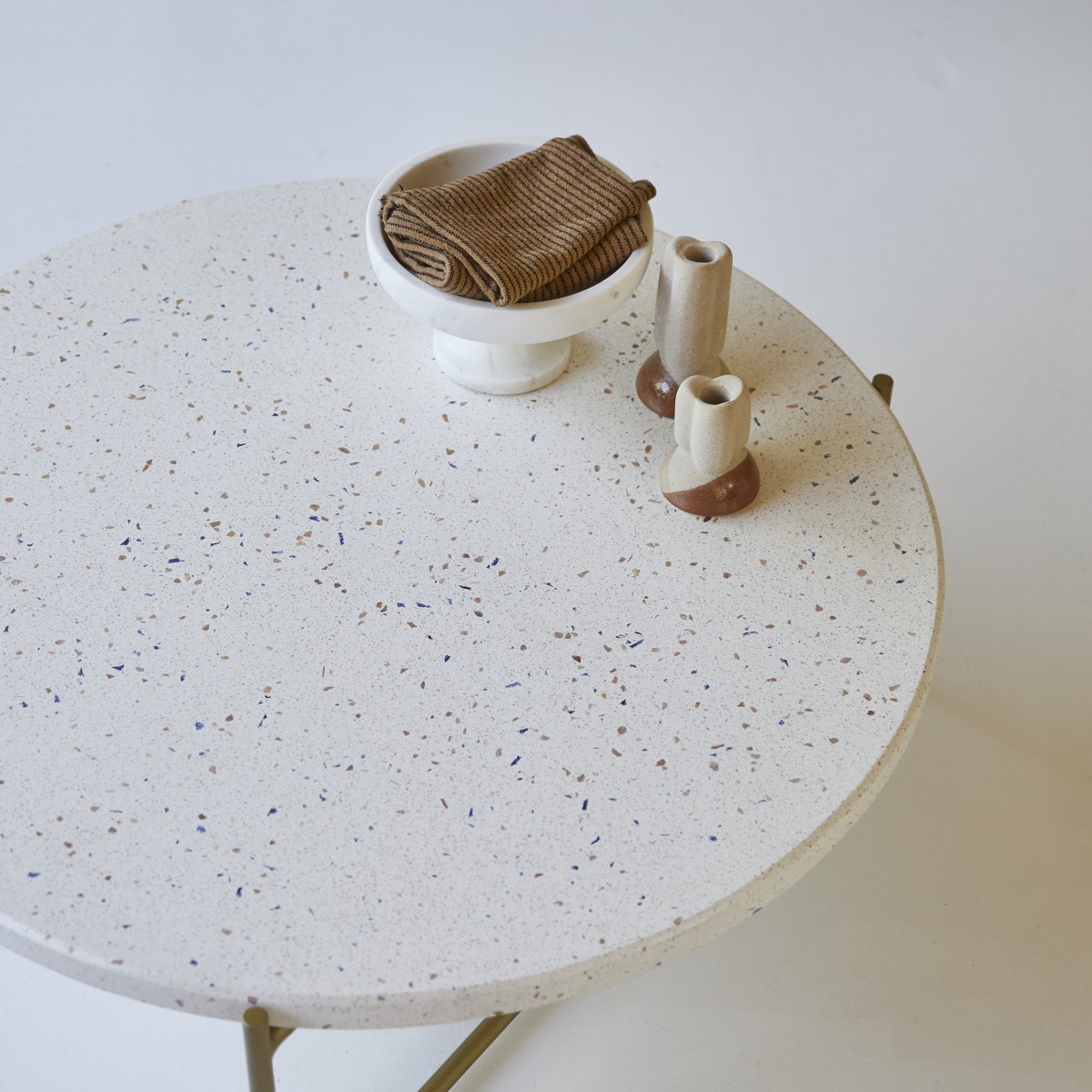 Anatole - Couchtisch aus Terrazzo und Metall confetti