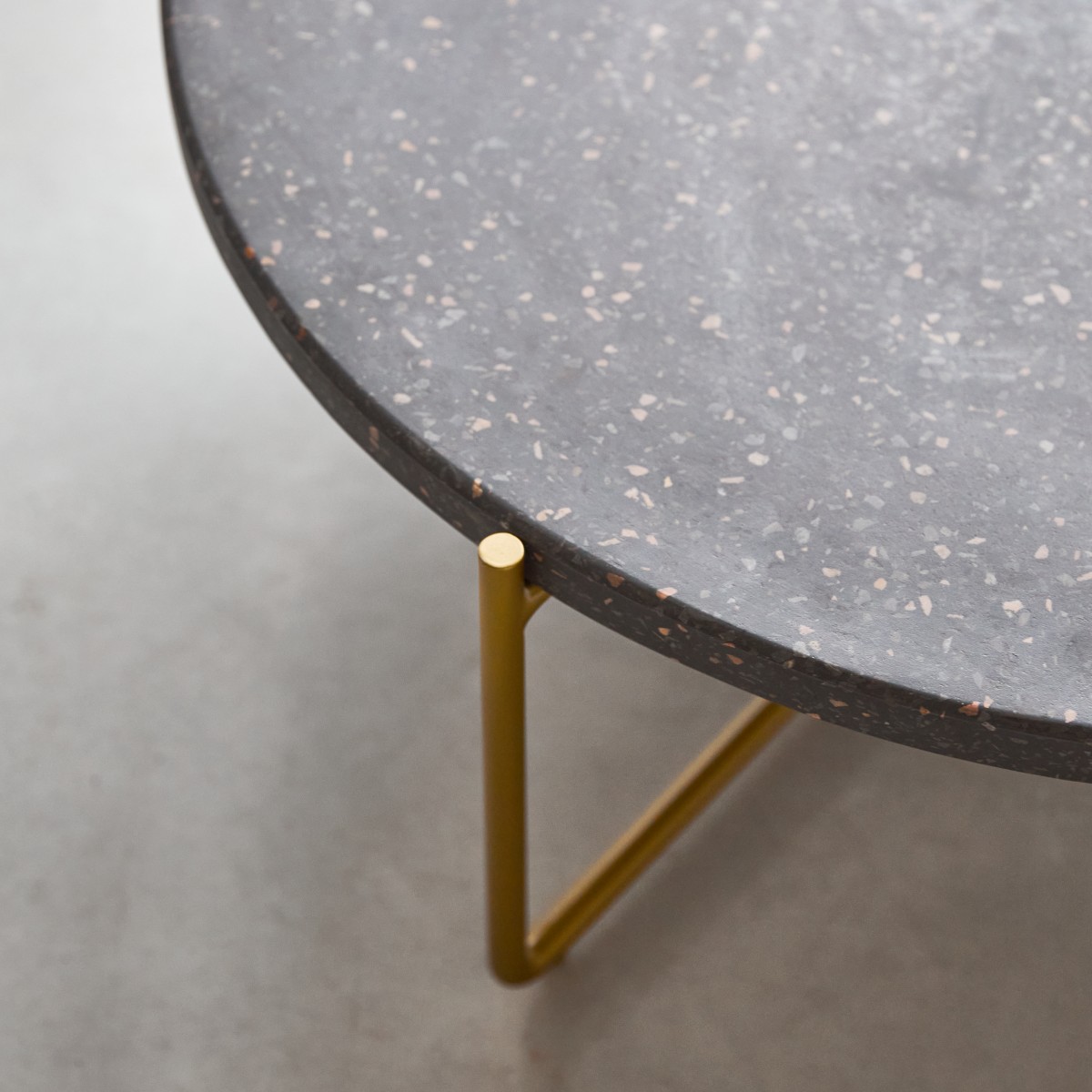 Anatole - Couchtisch aus Terrazzo und Metall grey