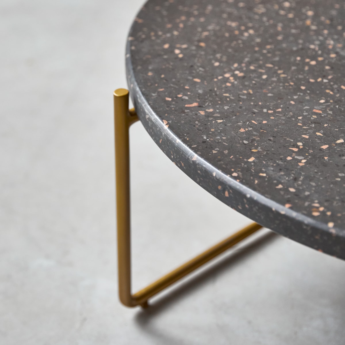 Anatole - Couchtisch aus Terrazzo und Metall grey