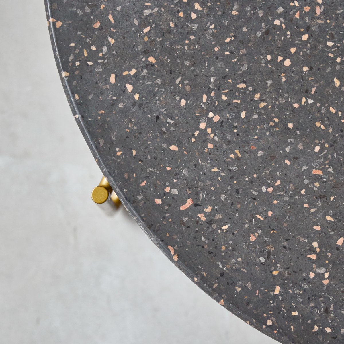 Anatole - Couchtisch aus Terrazzo und Metall grey