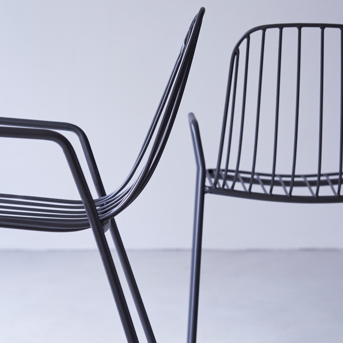 Arty - Dark grey metal armchair