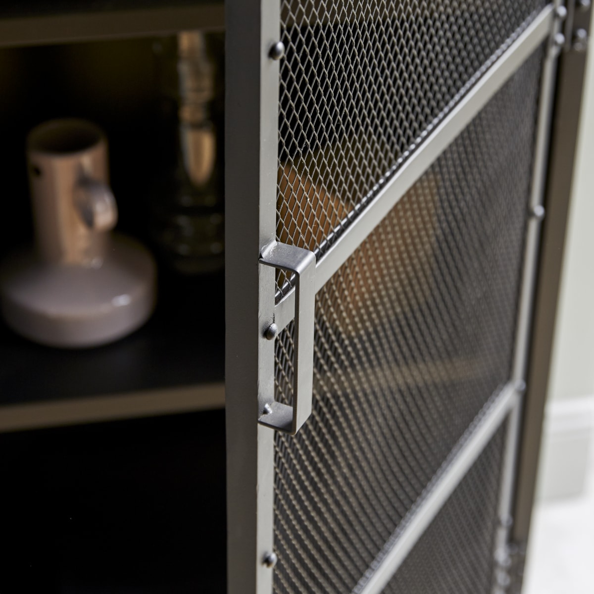 Alma - Geschirrschrank aus Metall