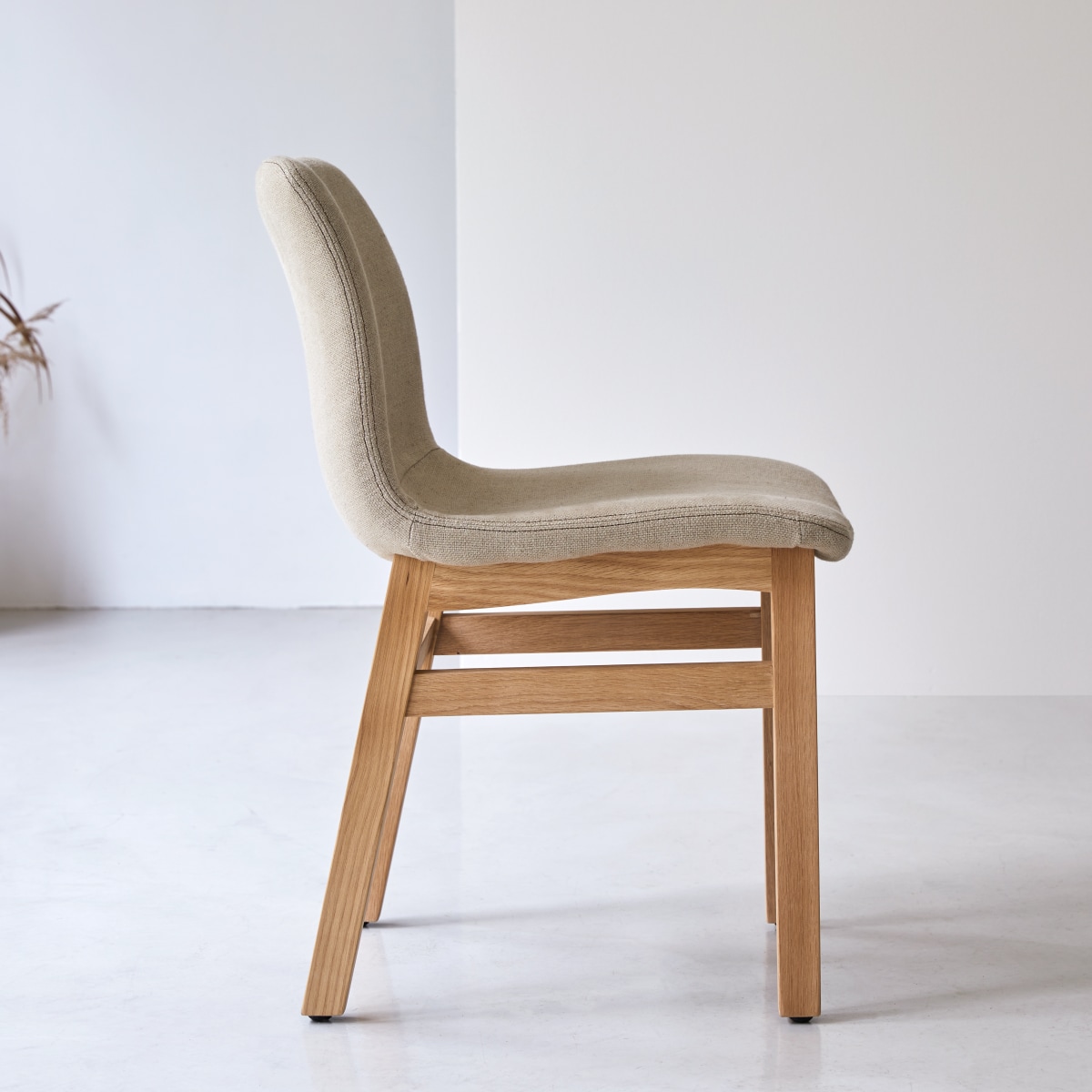 Cocoon - Stuhl linen aus massivem Eichenholz