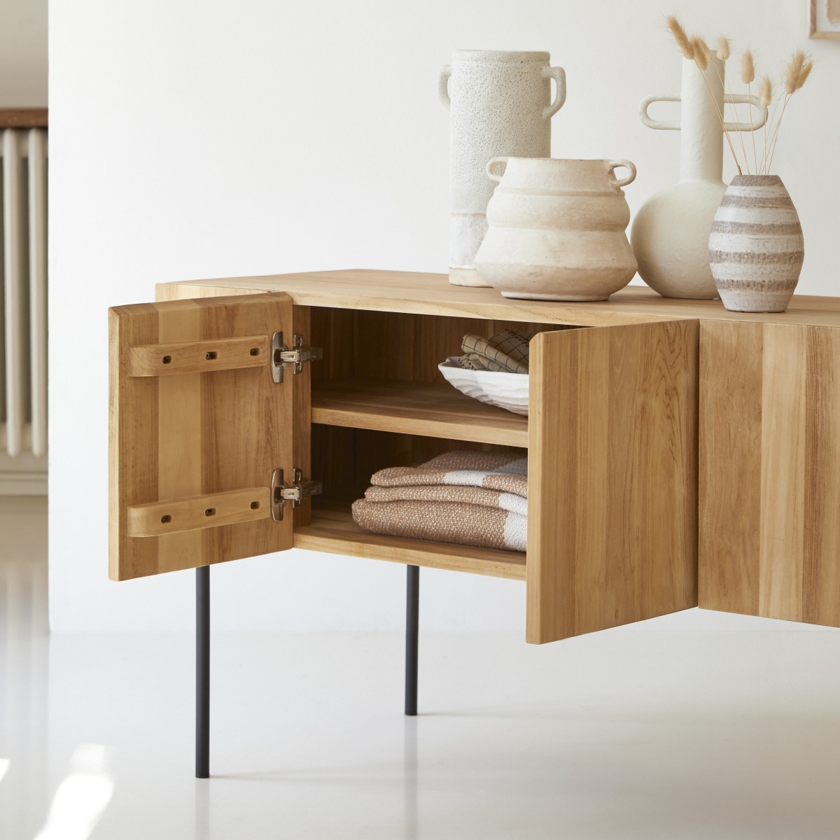 Honorine - Hoher TV Schrank aus massivem Teakholz 170 cm